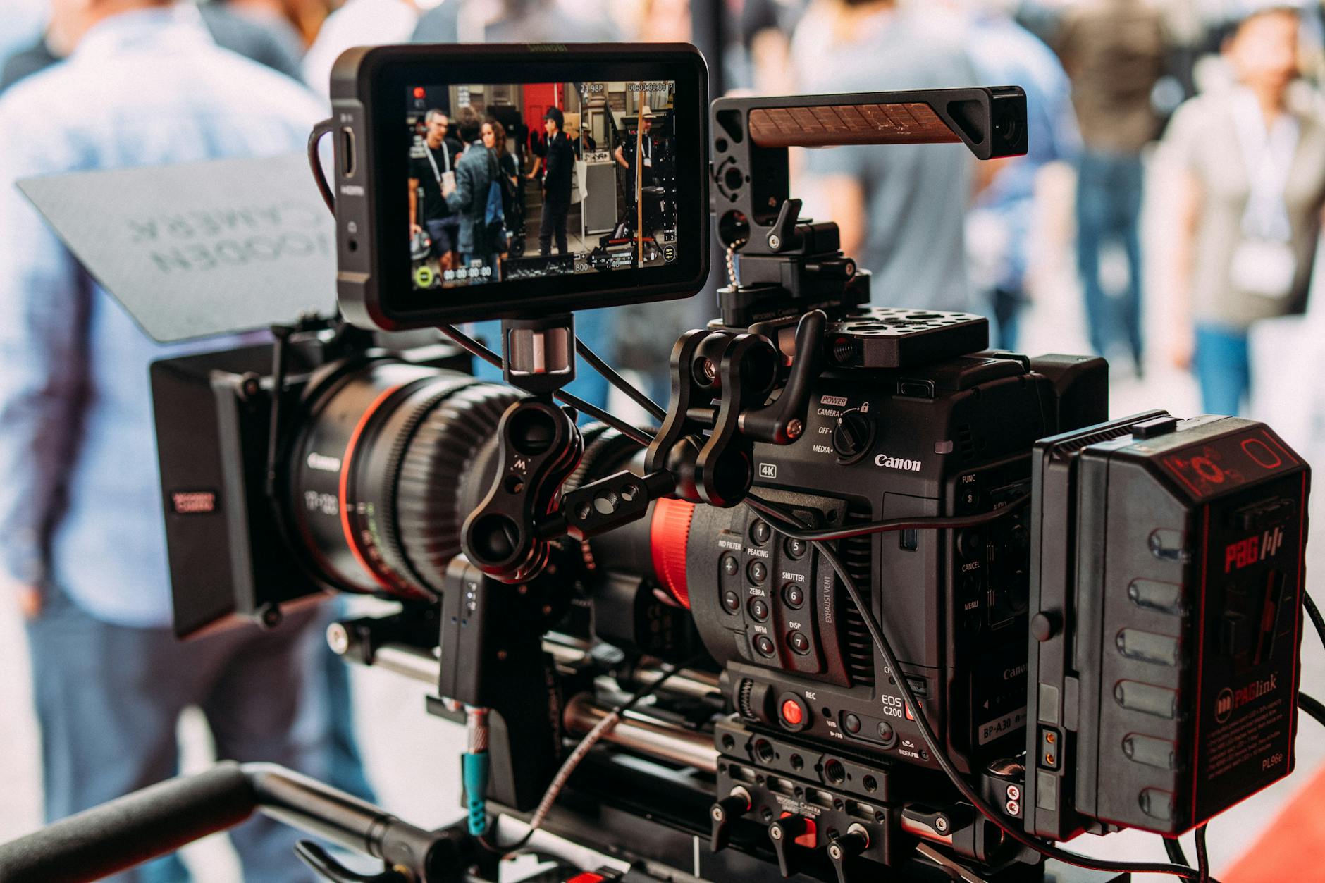 Side-by-side comparison of UHD 4K and DCI 4K resolutions with pixel grids