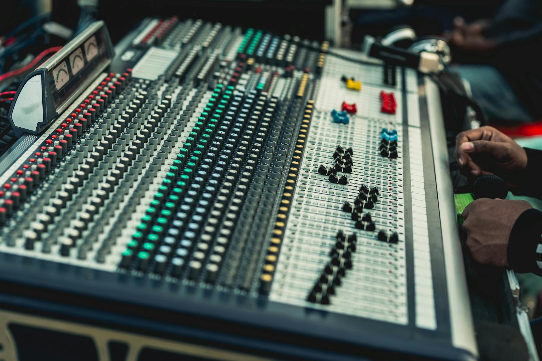 Audio sample rate diagram showing analog wave digitization