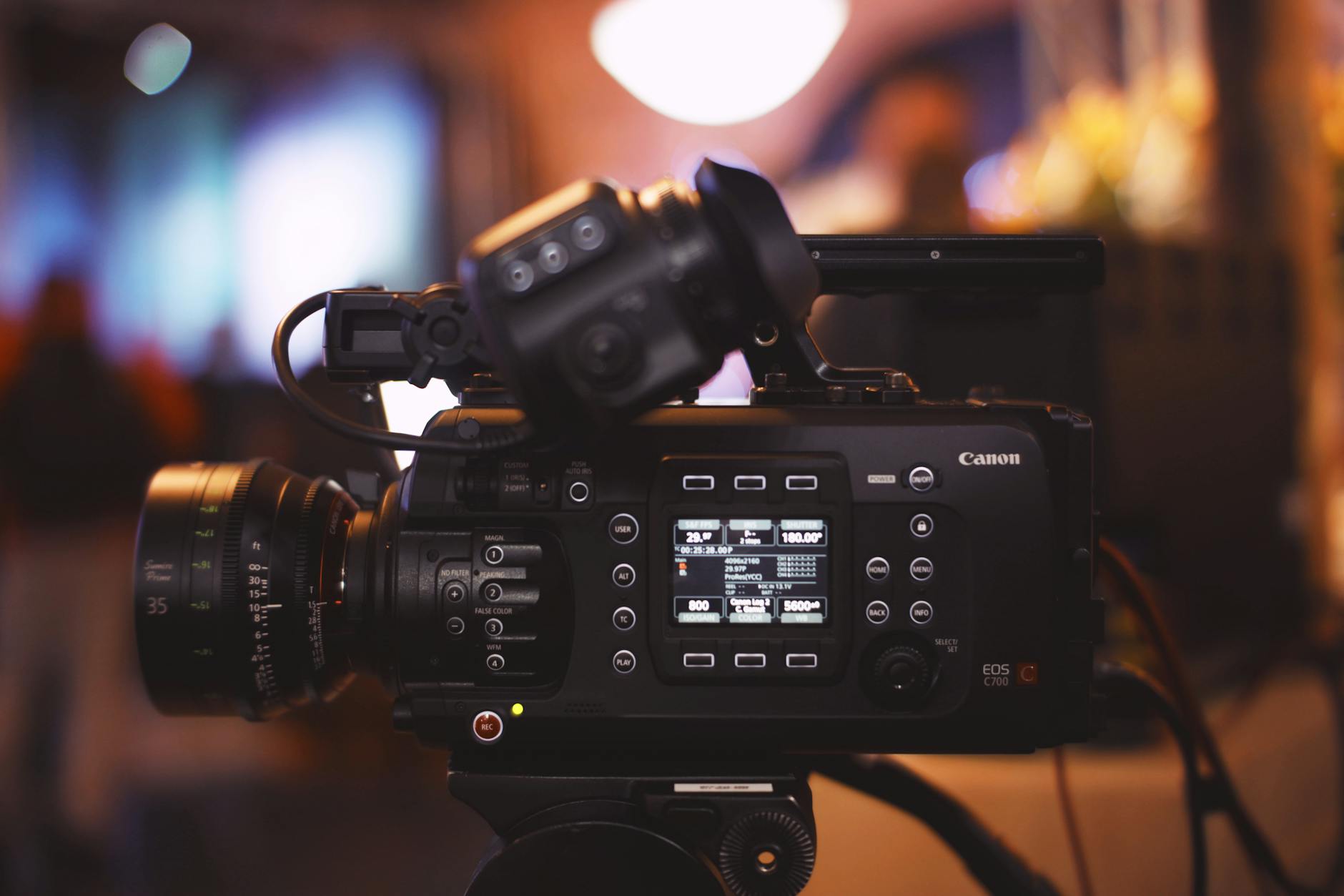 Quality comparison between VP9 and AV1 at the same bitrate